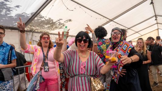 Los vecinos de Novo Mesoiro celebraron su fiesta hortera: Remember Music