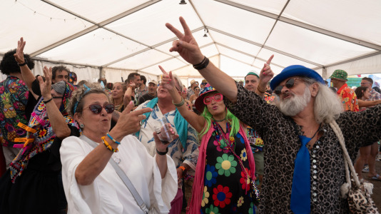 Los vecinos de Novo Mesoiro celebraron su fiesta hortera: Remember Music
