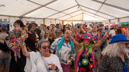 Los vecinos de Novo Mesoiro celebraron su fiesta hortera: Remember Music