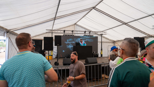 Los vecinos de Novo Mesoiro celebraron su fiesta hortera: Remember Music