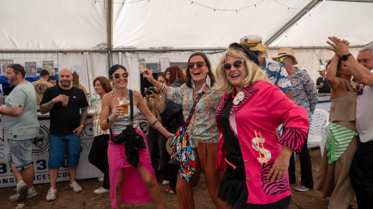 Los vecinos de Novo Mesoiro celebraron su fiesta hortera: Remember Music