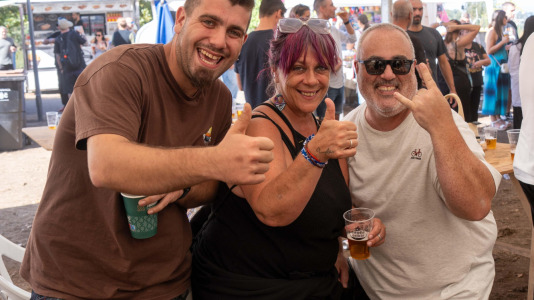 Los vecinos de Novo Mesoiro celebraron su fiesta hortera: Remember Music