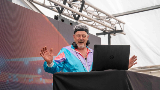 Los vecinos de Novo Mesoiro celebraron su fiesta hortera: Remember Music