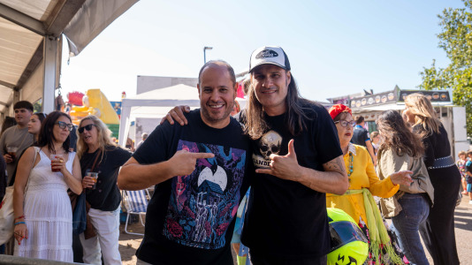 Los vecinos de Novo Mesoiro celebraron su fiesta hortera: Remember Music