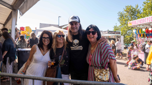Los vecinos de Novo Mesoiro celebraron su fiesta hortera: Remember Music