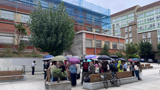 Protesta de los profesores del IES Menéndez Pidal de Zalaeta a las puertas del centro