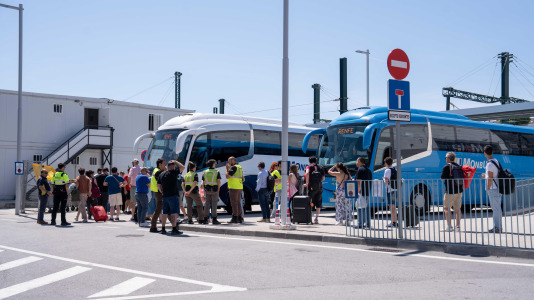 Viajeros aguardan para subirse al transporte alternativo de Renfe, en la anterior interrupción del tráfico ferroviario en la estación de tren de A Coruña