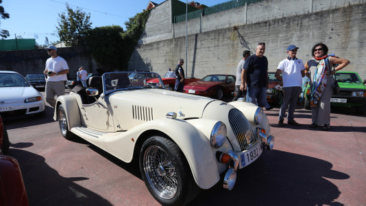 Cambre celebra su pasión por el motor con una exhibición de vehículos clásicos