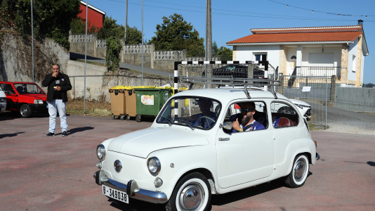 Cambre celebra su pasión por el motor con una exhibición de vehículos clásicos