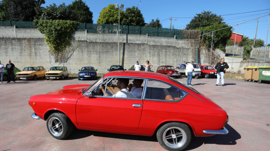 Cambre celebra su pasión por el motor con una exhibición de vehículos clásicos