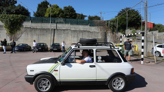 Cambre celebra su pasión por el motor con una exhibición de vehículos clásicos