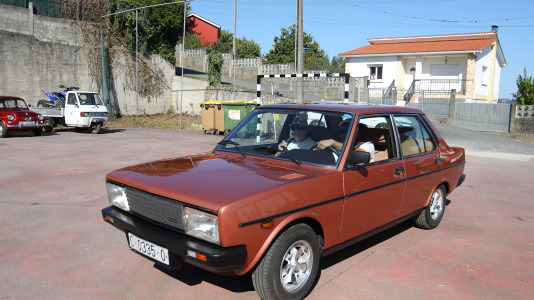 Cambre celebra su pasión por el motor con una exhibición de vehículos clásicos