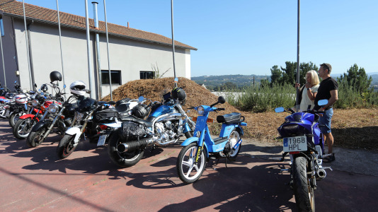 Cambre celebra su pasión por el motor con una exhibición de vehículos clásicos