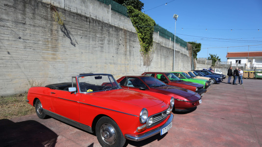 Cambre celebra su pasión por el motor con una exhibición de vehículos clásicos