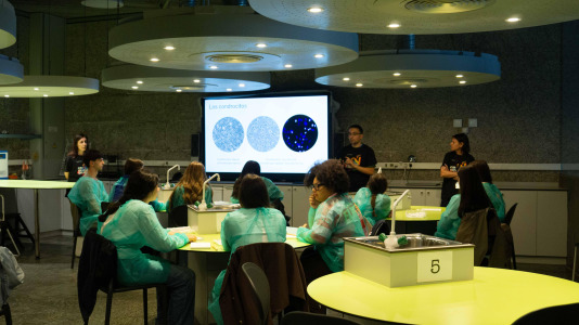 La UDC lleva adelante esta iniciativa europea de divulgación científica que transforma diferentes espacios de la ciudad en lugares de encuentro entre la investigación y la sociedad, con más de cuarenta actividades
