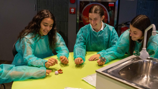 La UDC lleva adelante esta iniciativa europea de divulgación científica que transforma diferentes espacios de la ciudad en lugares de encuentro entre la investigación y la sociedad, con más de cuarenta actividades
