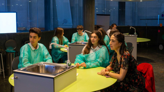 La UDC lleva adelante esta iniciativa europea de divulgación científica que transforma diferentes espacios de la ciudad en lugares de encuentro entre la investigación y la sociedad, con más de cuarenta actividades