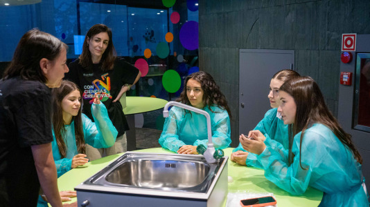 La UDC lleva adelante esta iniciativa europea de divulgación científica que transforma diferentes espacios de la ciudad en lugares de encuentro entre la investigación y la sociedad, con más de cuarenta actividades