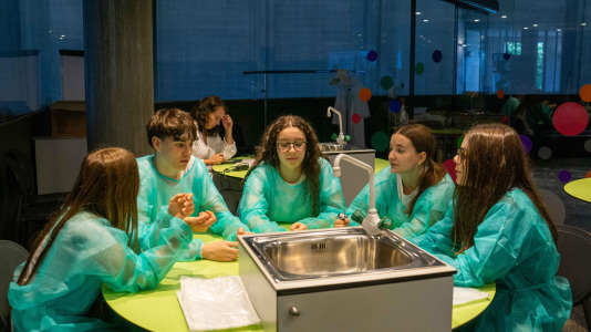 La UDC lleva adelante esta iniciativa europea de divulgación científica que transforma diferentes espacios de la ciudad en lugares de encuentro entre la investigación y la sociedad, con más de cuarenta actividades