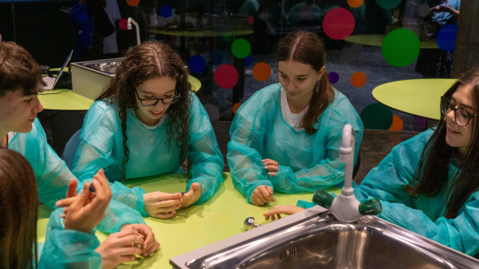 La UDC lleva adelante esta iniciativa europea de divulgación científica que transforma diferentes espacios de la ciudad en lugares de encuentro entre la investigación y la sociedad, con más de cuarenta actividades