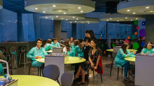 La UDC lleva adelante esta iniciativa europea de divulgación científica que transforma diferentes espacios de la ciudad en lugares de encuentro entre la investigación y la sociedad, con más de cuarenta actividades