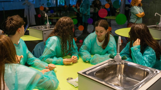 La UDC lleva adelante esta iniciativa europea de divulgación científica que transforma diferentes espacios de la ciudad en lugares de encuentro entre la investigación y la sociedad, con más de cuarenta actividades