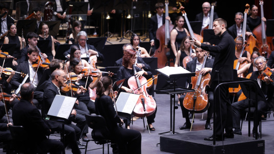 La Orquesta Sinfónica de Galicia (OSG) retomó este viernes a su actividad con su primer concierto de abono, en el que interpretó la tercera sinfonía de Gustav Mahler.