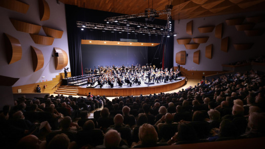La Orquesta Sinfónica de Galicia (OSG) retomó este viernes a su actividad con su primer concierto de abono, en el que interpretó la tercera sinfonía de Gustav Mahler.