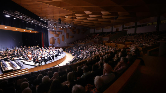 La Orquesta Sinfónica de Galicia (OSG) retomó este viernes a su actividad con su primer concierto de abono, en el que interpretó la tercera sinfonía de Gustav Mahler.