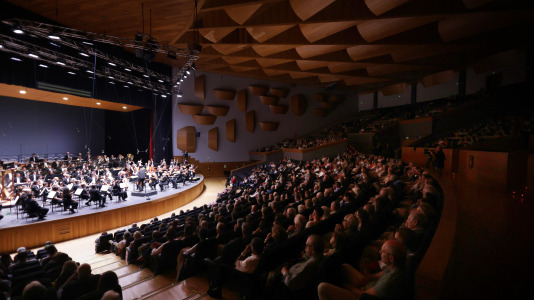 La Orquesta Sinfónica de Galicia (OSG) retomó este viernes a su actividad con su primer concierto de abono, en el que interpretó la tercera sinfonía de Gustav Mahler.