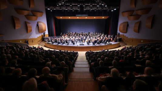 La Orquesta Sinfónica de Galicia (OSG) retomó este viernes a su actividad con su primer concierto de abono, en el que interpretó la tercera sinfonía de Gustav Mahler.