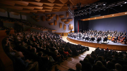La Orquesta Sinfónica de Galicia (OSG) retomó este viernes a su actividad con su primer concierto de abono, en el que interpretó la tercera sinfonía de Gustav Mahler.