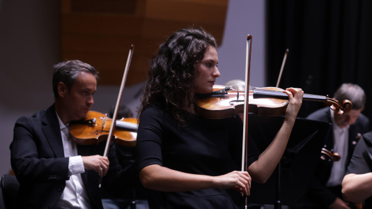 La Orquesta Sinfónica de Galicia (OSG) retomó este viernes a su actividad con su primer concierto de abono, en el que interpretó la tercera sinfonía de Gustav Mahler.
