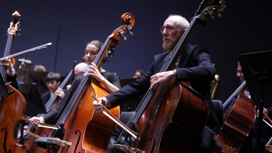La Orquesta Sinfónica de Galicia (OSG) retomó este viernes a su actividad con su primer concierto de abono, en el que interpretó la tercera sinfonía de Gustav Mahler.