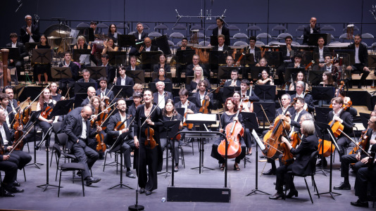 La Orquesta Sinfónica de Galicia (OSG) retomó este viernes a su actividad con su primer concierto de abono, en el que interpretó la tercera sinfonía de Gustav Mahler.