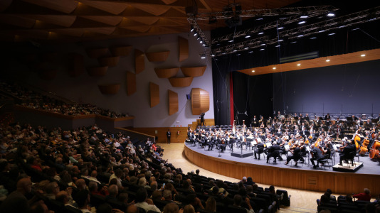 La Orquesta Sinfónica de Galicia (OSG) retomó este viernes a su actividad con su primer concierto de abono, en el que interpretó la tercera sinfonía de Gustav Mahler.