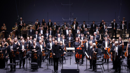La Orquesta Sinfónica de Galicia (OSG) retomó este viernes a su actividad con su primer concierto de abono, en el que interpretó la tercera sinfonía de Gustav Mahler.