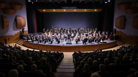 La Orquesta Sinfónica de Galicia (OSG) retomó este viernes a su actividad con su primer concierto de abono, en el que interpretó la tercera sinfonía de Gustav Mahler.