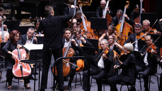 La Orquesta Sinfónica de Galicia (OSG) retomó este viernes a su actividad con su primer concierto de abono, en el que interpretó la tercera sinfonía de Gustav Mahler.