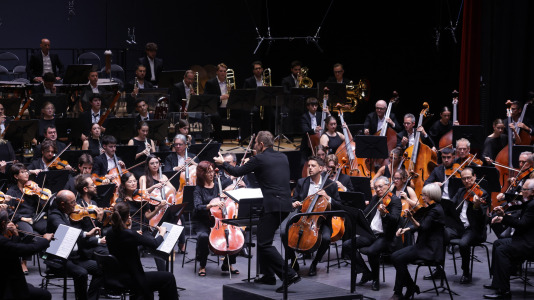 La Orquesta Sinfónica de Galicia (OSG) retomó este viernes a su actividad con su primer concierto de abono, en el que interpretó la tercera sinfonía de Gustav Mahler.