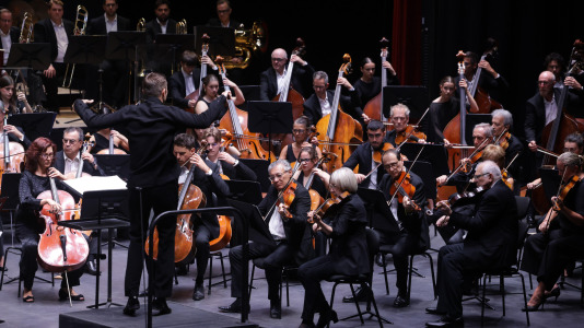 La Orquesta Sinfónica de Galicia (OSG) retomó este viernes a su actividad con su primer concierto de abono, en el que interpretó la tercera sinfonía de Gustav Mahler.