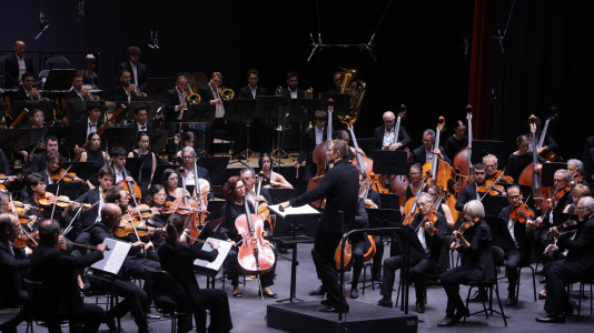La Orquesta Sinfónica de Galicia (OSG) retomó este viernes a su actividad con su primer concierto de abono, en el que interpretó la tercera sinfonía de Gustav Mahler.