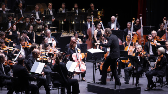La Orquesta Sinfónica de Galicia (OSG) retomó este viernes a su actividad con su primer concierto de abono, en el que interpretó la tercera sinfonía de Gustav Mahler.