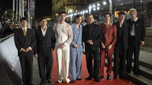 SAN SEBASTIÁN, 20/09/2026.- Parte del elenco de 'La bola negra', de Javier Calvo y Javier Ambrosi, posa este domingo en la alfombra roja del Festival de Cine de San Sebastián, donde presentan su película en la sección Perlak de la 74 edición del certamen. EFE/ Javier Etxezarreta