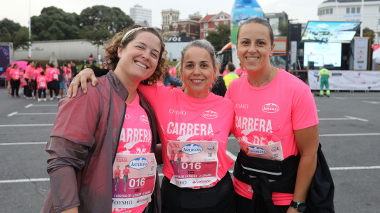 Una marea rosa de 7.000 mujeres participan en la Carrera de la Mujer de A Coruña