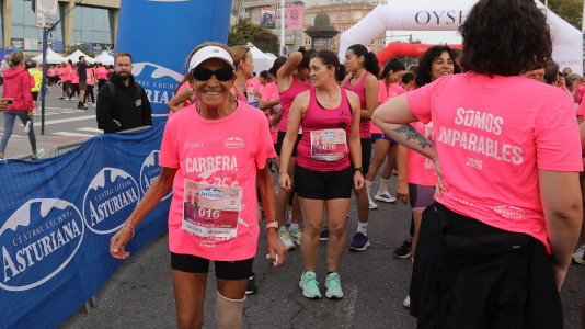Una marea rosa de 7.000 mujeres participan en la Carrera de la Mujer de A Coruña