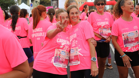Una marea rosa de 7.000 mujeres participan en la Carrera de la Mujer de A Coruña