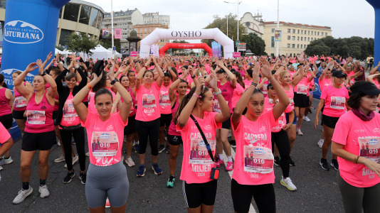 Una marea rosa de 7.000 mujeres participan en la Carrera de la Mujer de A Coruña
