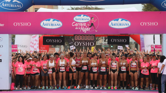 Una marea rosa de 7.000 mujeres participan en la Carrera de la Mujer de A Coruña