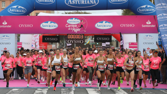 Una marea rosa de 7.000 mujeres participan en la Carrera de la Mujer de A Coruña